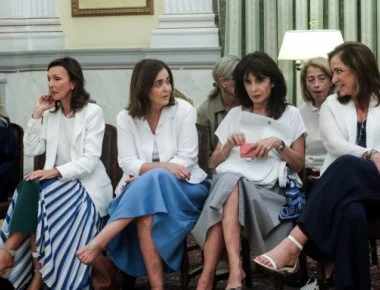 Οι αδελφές του Κυριάκου Μητσοτάκη παρακολουθούν την ορκωμοσία του (φωτο)